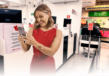 Mulher segurando celular