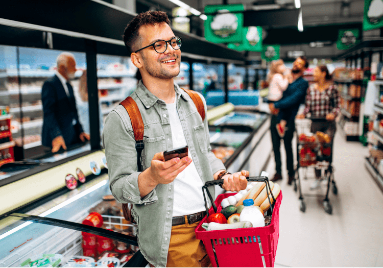 Homem com cesta de compras sorrindo