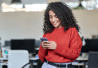 Mulher segurando celular