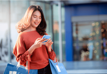 Mulher segurando celular