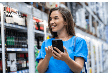 Mulher segurando celular