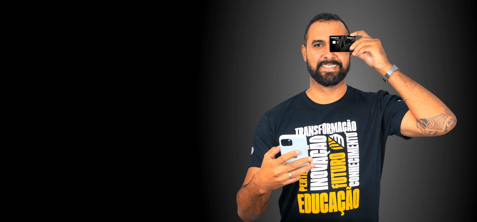 Homem com cesta de compras sorrindo