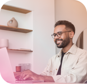 Homem usando notebook e sorrindo